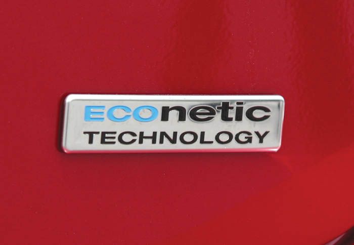 Το ταμπελάκι ΕCOnetic «φοριέται» από τα μοντέλα της Ford με χαμηλό ενεργειακό αποτύπωμα, που ορίζεται από τη δέσμη οικολογικών μέτρων με την ανάλογη ο